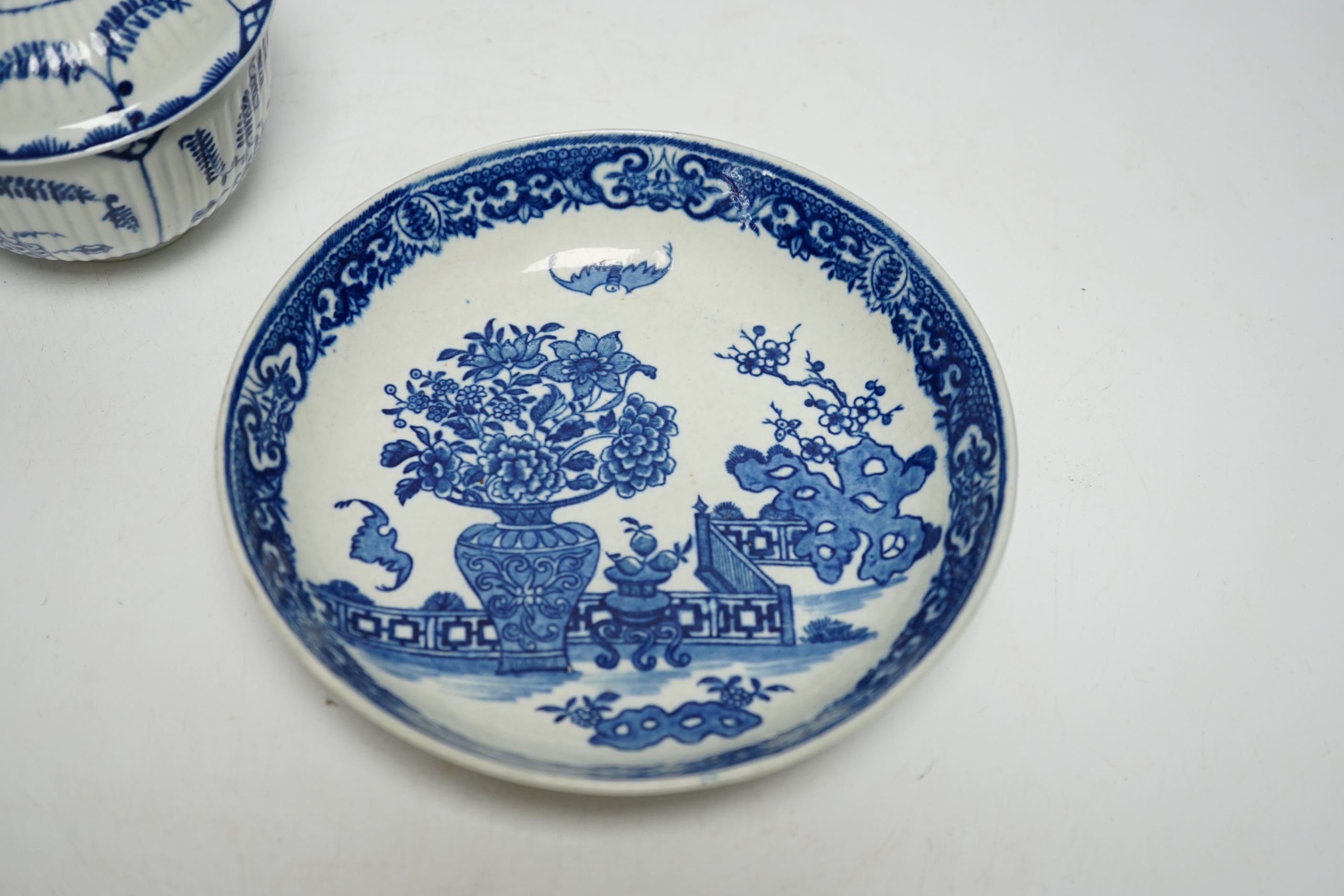 An 18th century Worcester Immortelle pattern sugar bowl and cover and a bat saucer dish, saucer dish 16cm diameter